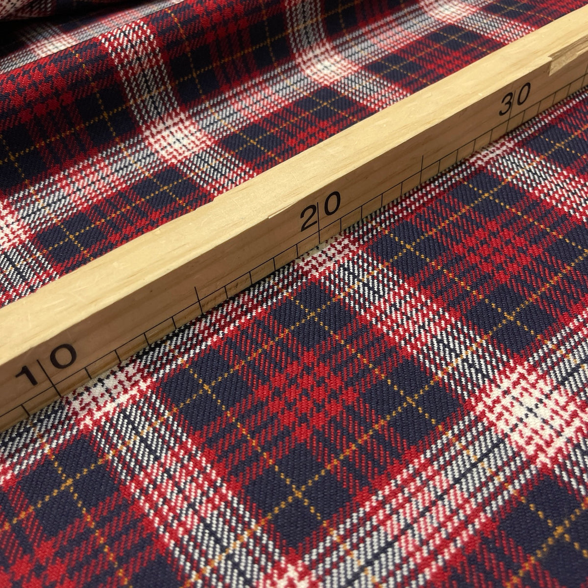 Tartan in pura lana vergine con righello per mostrare le proporzioni della fantasia a quadri