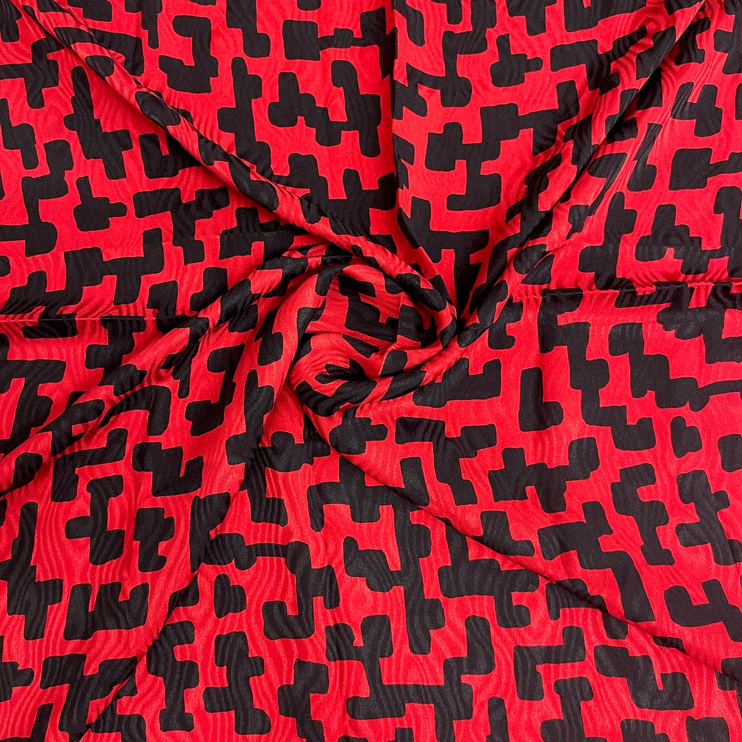 Seta Jacquard Geometrica Rosso e Nero – 1,40 × 1,40 m