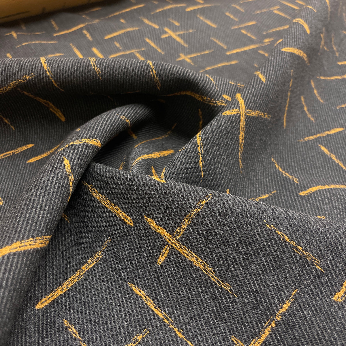 Lana Vergine Jacquard – Antracite e Ocra