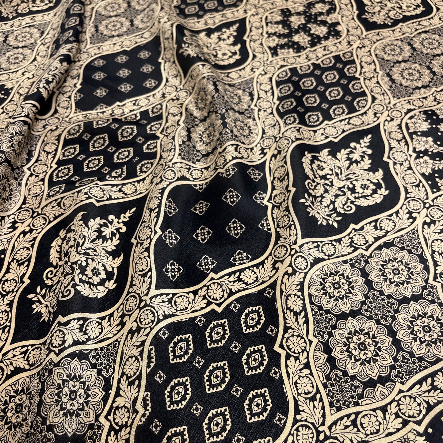 Crepe de Chine di Seta -  Damascata Nero e Beige