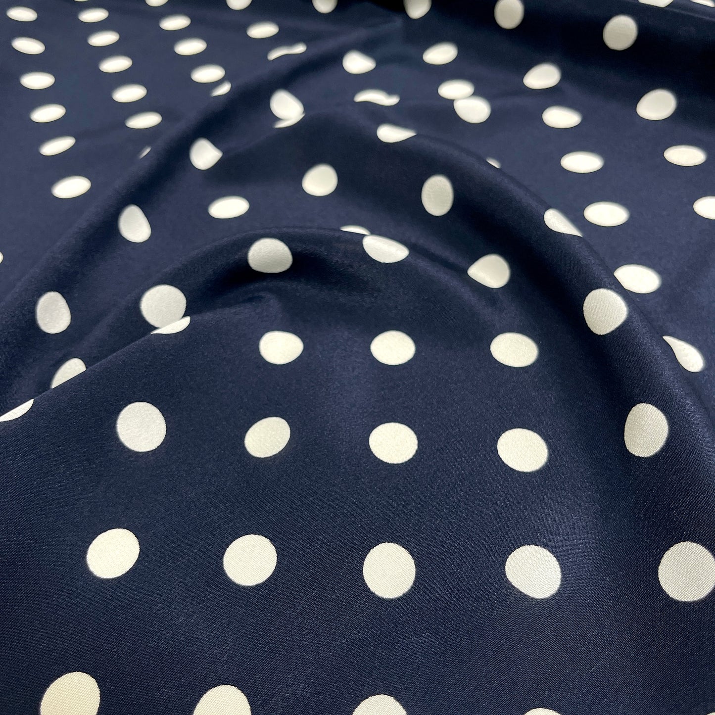 Seta Crepe a Pois Blu Navy – 3,00 × 1,40 m