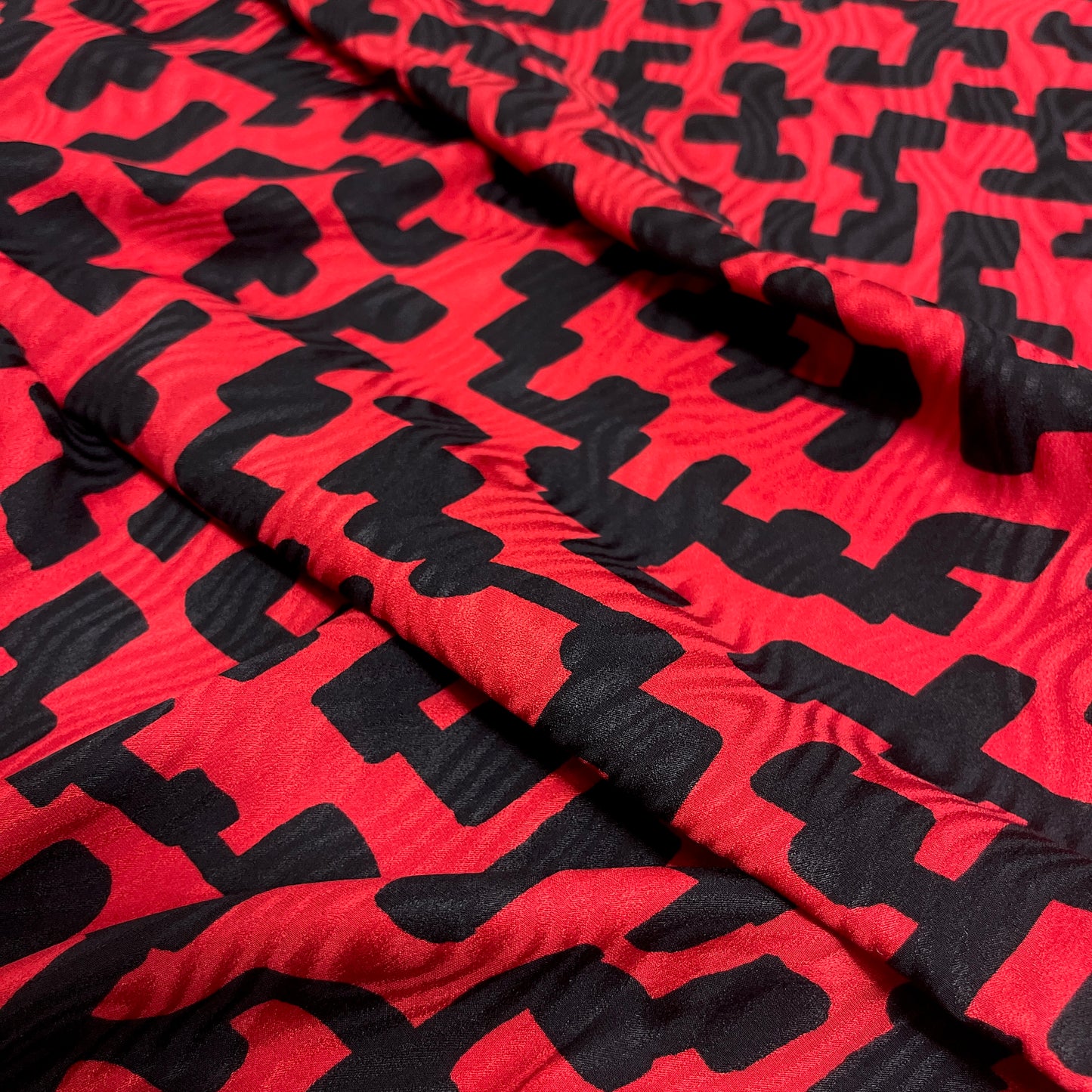 Seta Jacquard Geometrica Rosso e Nero – 1,40 × 1,40 m