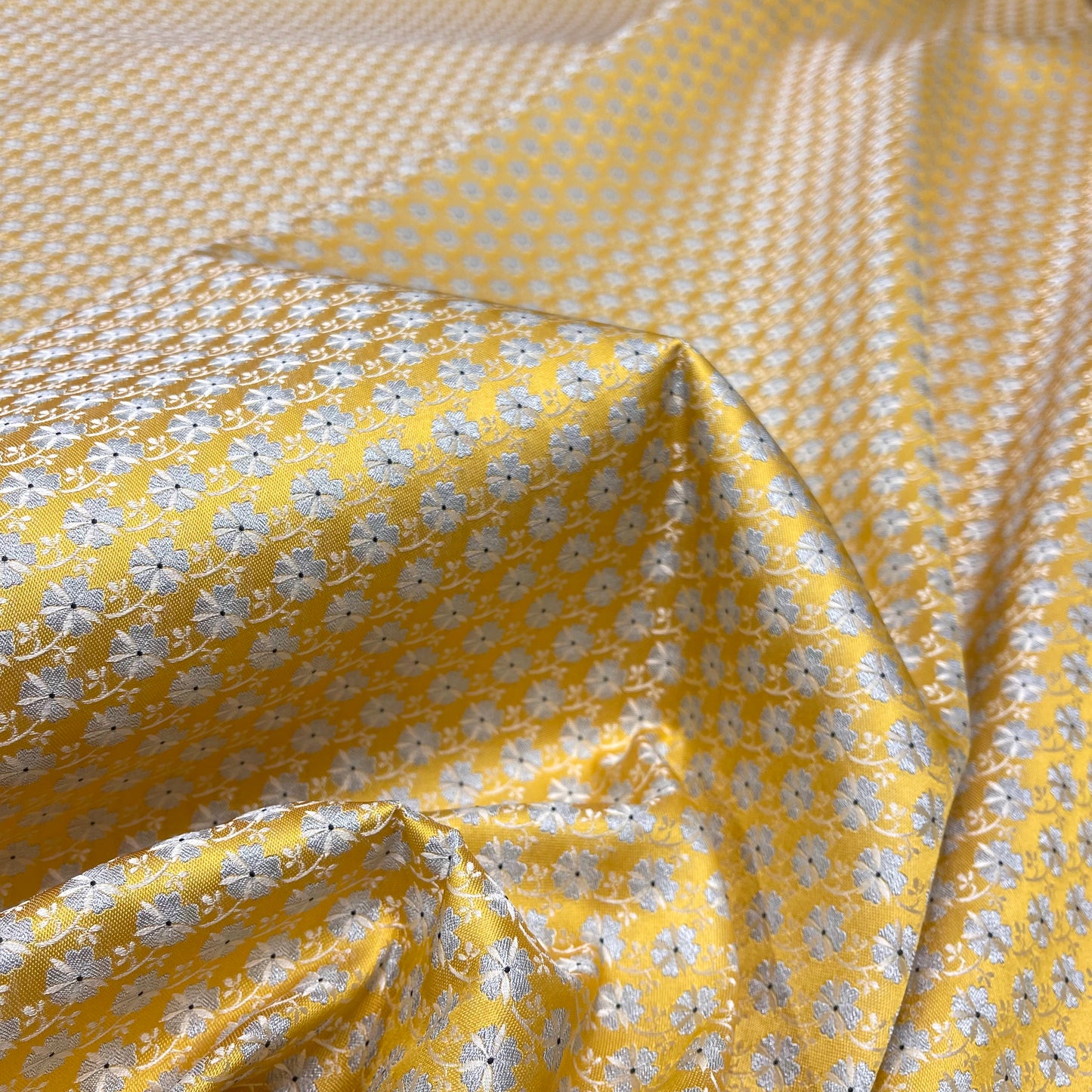 Floral jacquard – yellow with silver pattern
