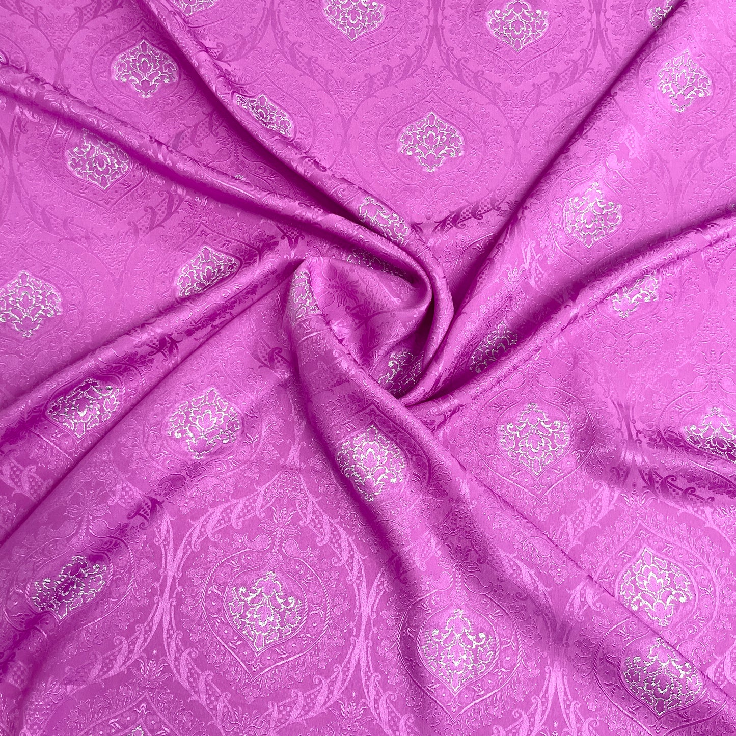Seta Jacquard Rosa Fucsia con Motivo Damascato – 1,70 × 1,40 m