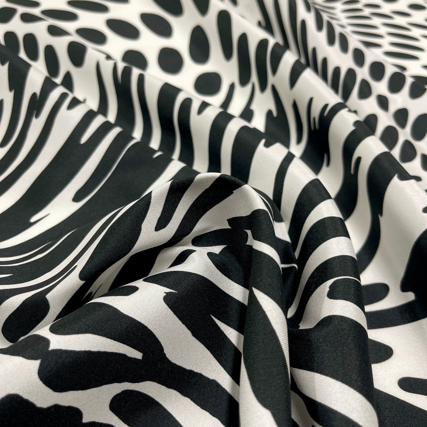 Seta Crepe  Satin Back - Astratta bianco e nero
