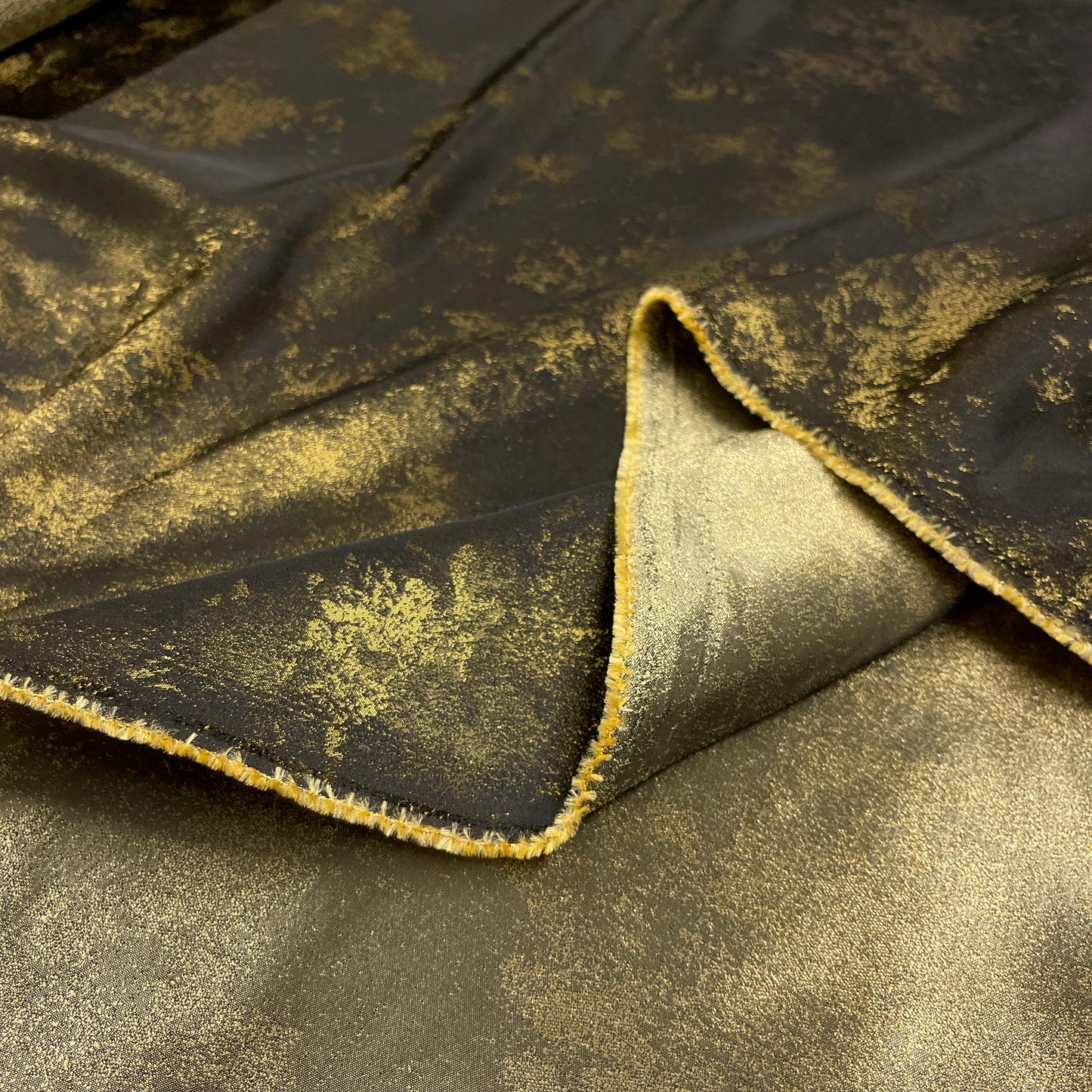 Jacquard Iridescent – Metallic Gold Luxury