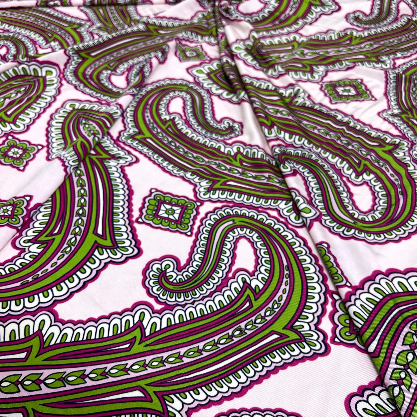 Jersey di Viscosa Fantasia Paisley Rosa e Verde