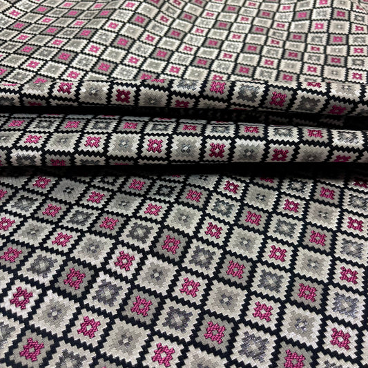 Jacquard geometrico – nero, grigio e fucsia