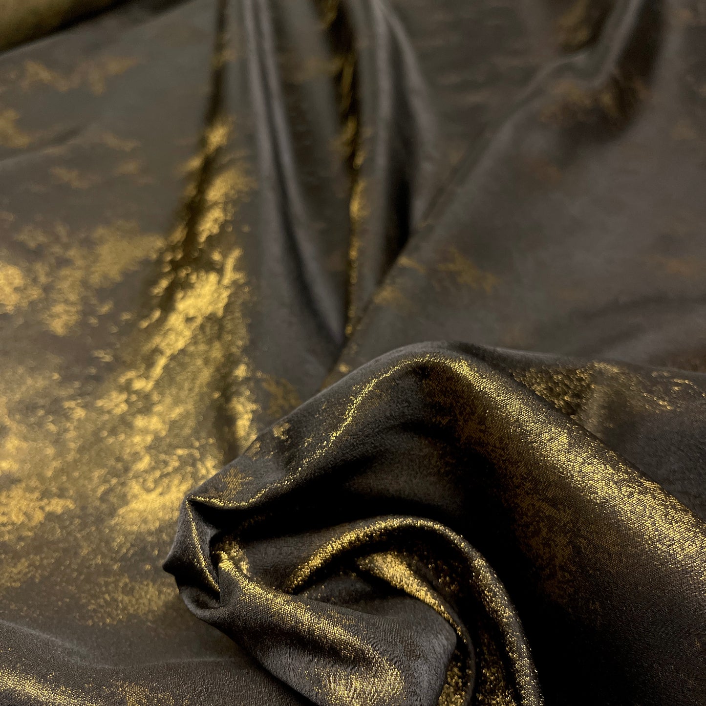 Jacquard Iridescent – Metallic Gold Luxury