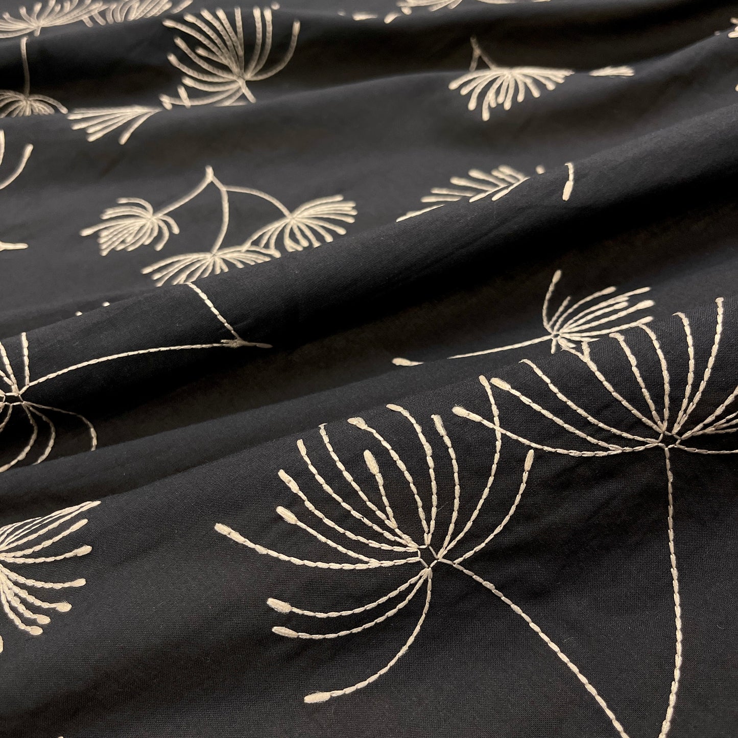 Cotone Ricamato Fiorato Nero e Beige
