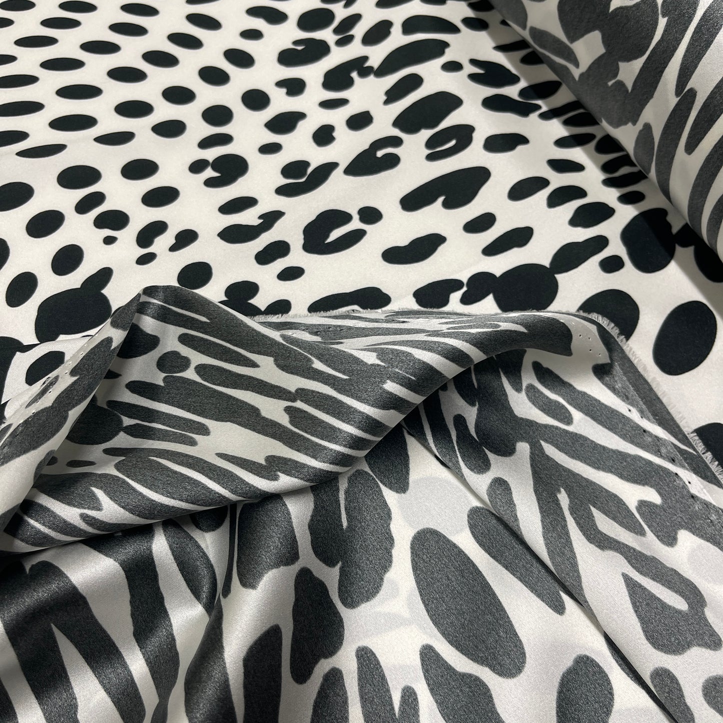 Seta Crepe  Satin Back - Astratta bianco e nero