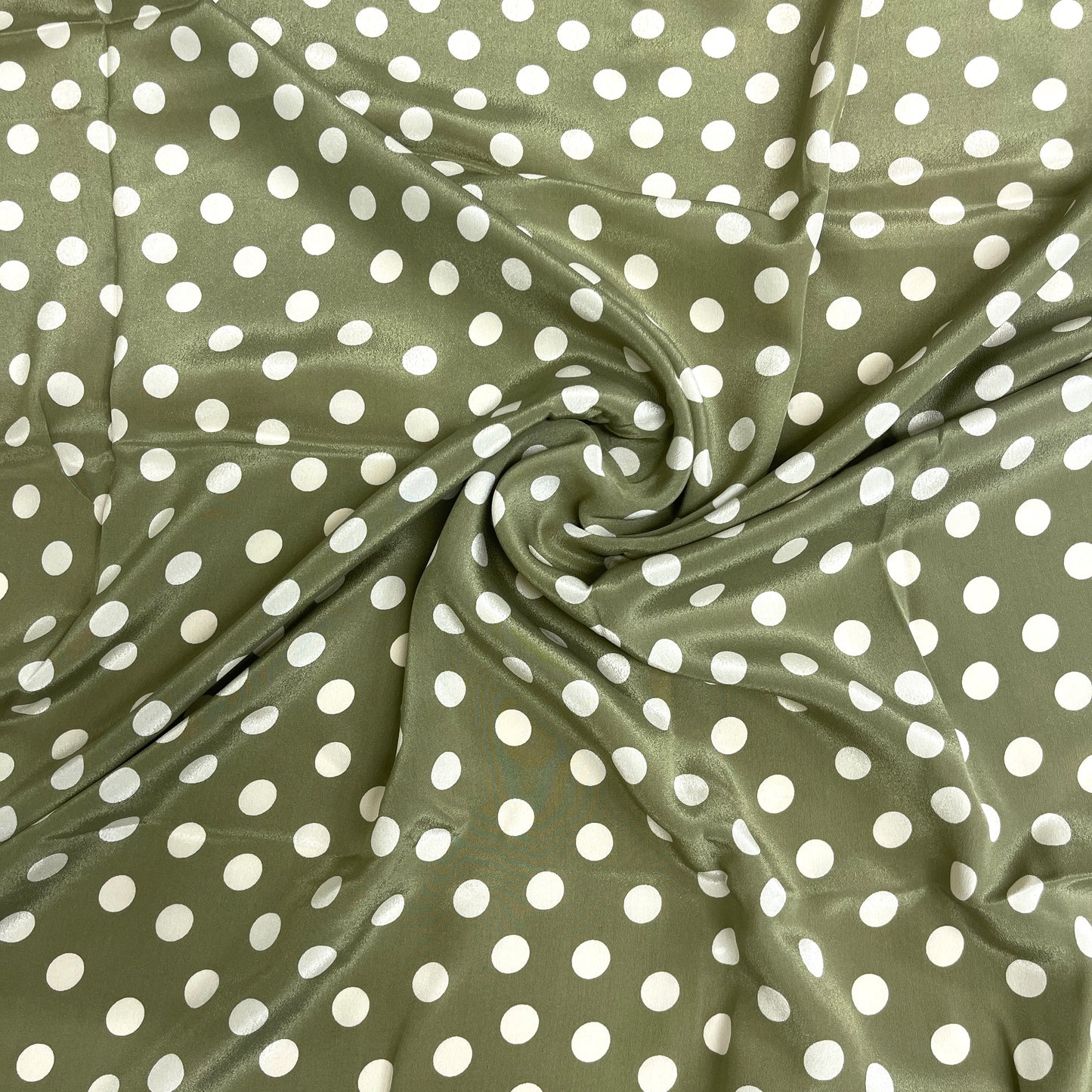 Seta Crepe a Pois Verde Salvia – 1,40 × 1,40 m