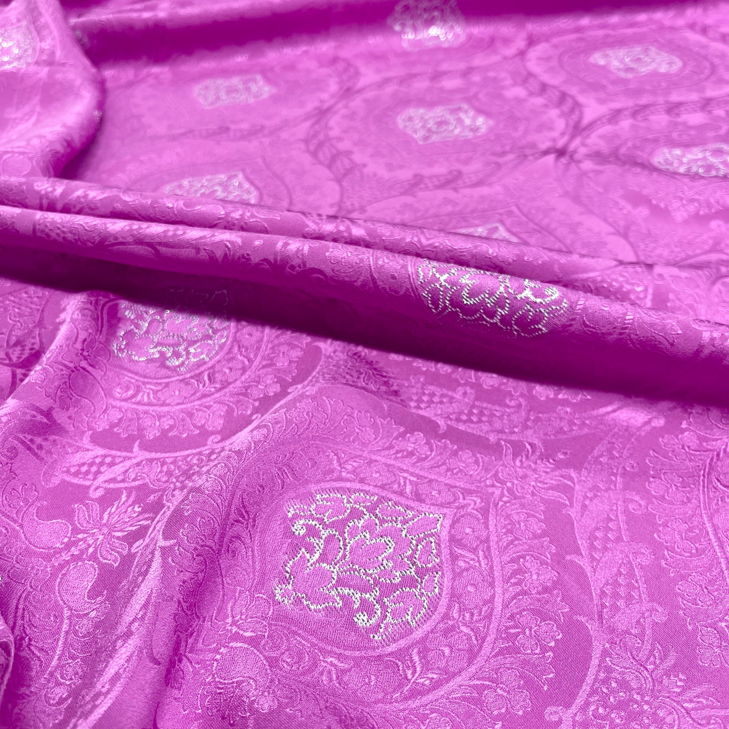 Seta Jacquard Rosa Fucsia con Motivo Damascato – 1,70 × 1,40 m
