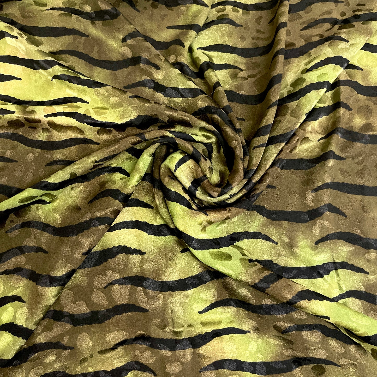 Seta Jacquard Animalier Verde Oliva – 1,30 × 1,40 m