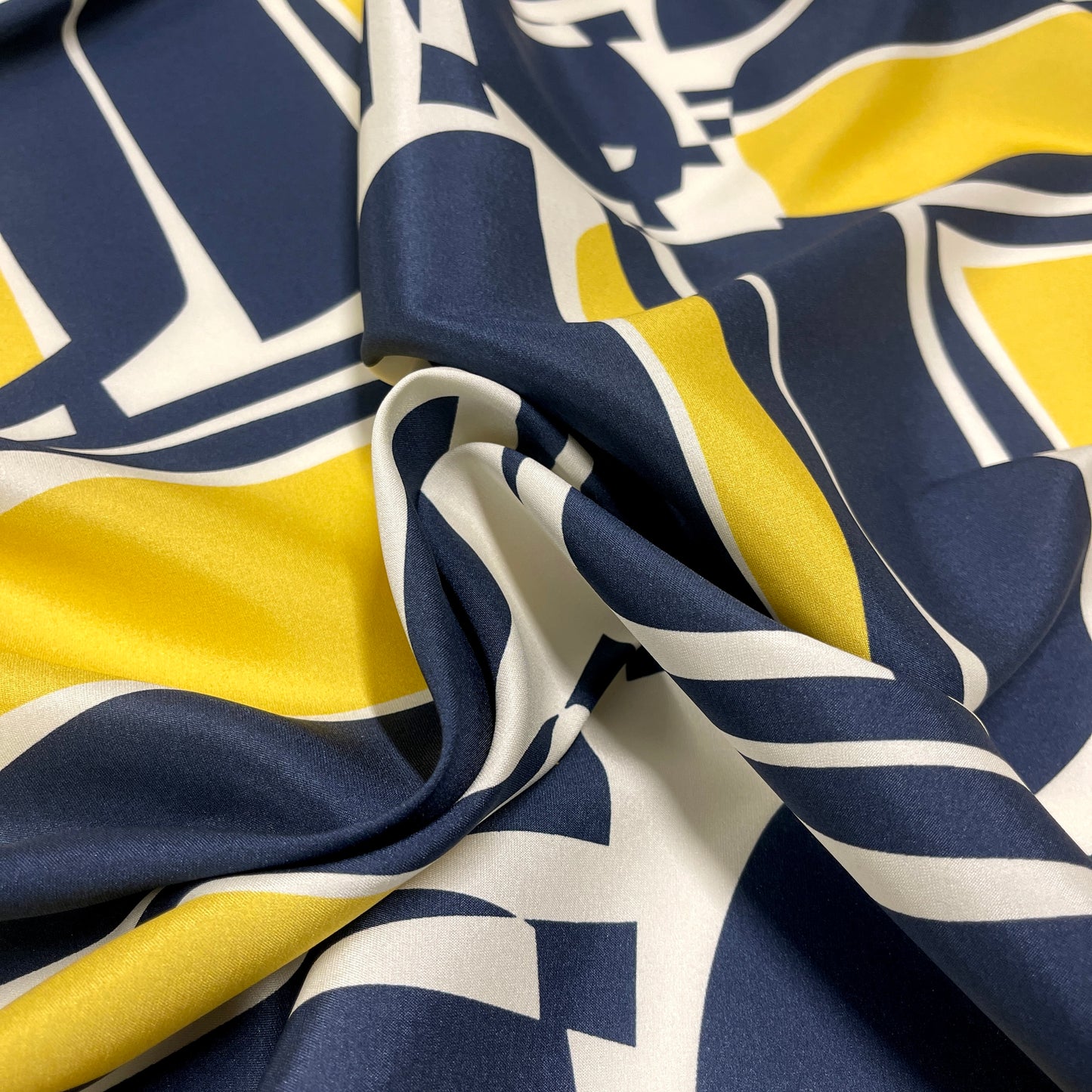 Seta Crepe Satin Back - Geometrica Navy e Giallo
