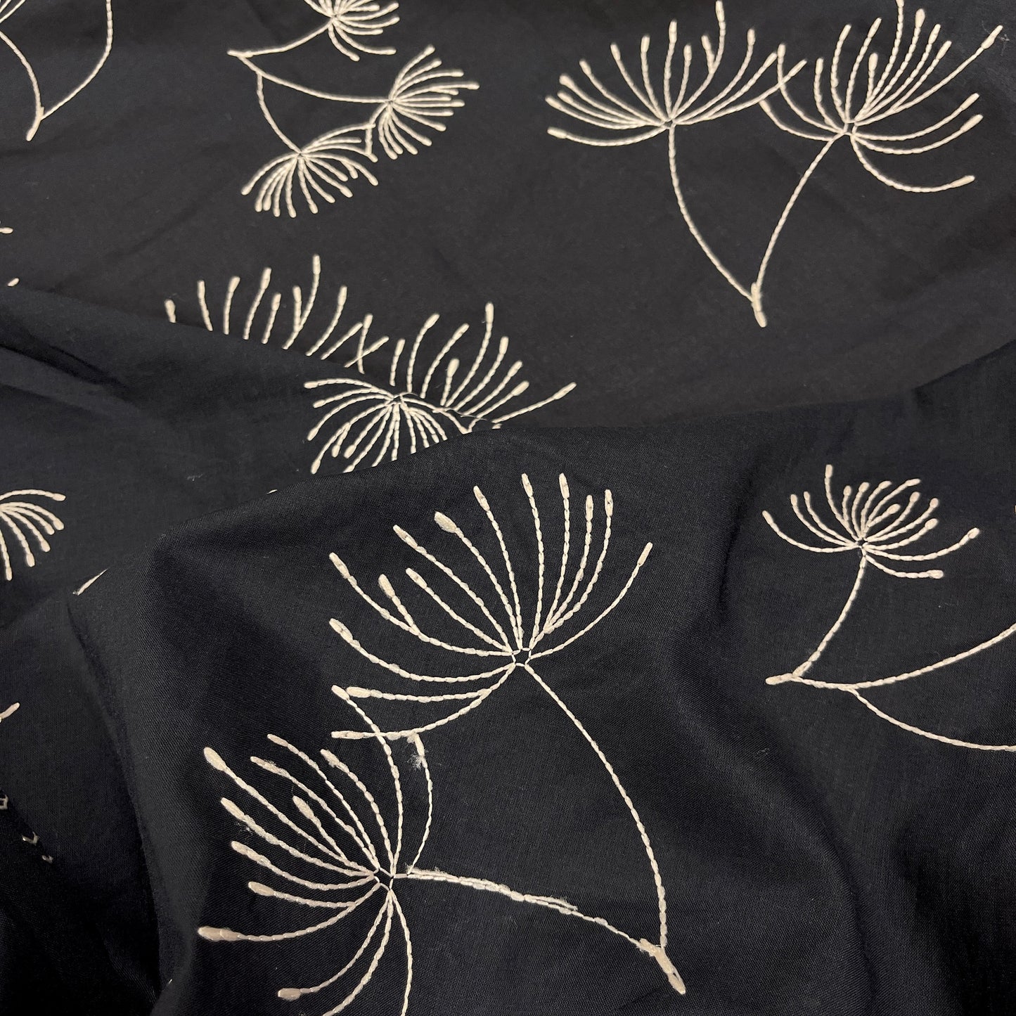 Cotone Ricamato Fiorato Nero e Beige