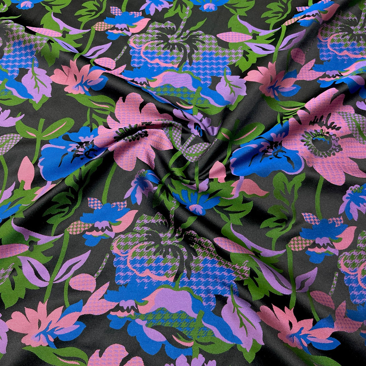 Jacquard floreale multicolore su fondo nero