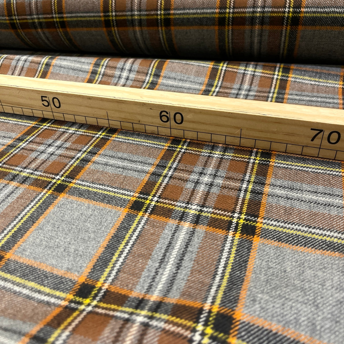Pura lana vergine tartan grigio e marrone con righe arancio e gialle
