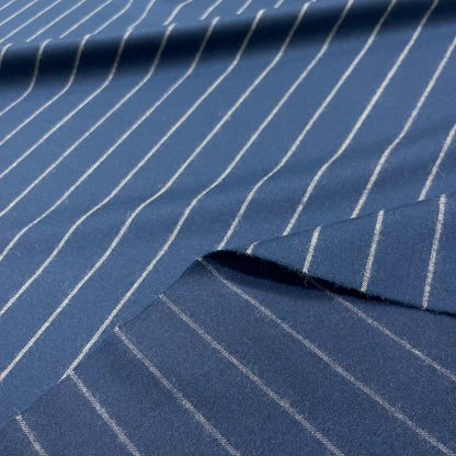 Dettaglio della flanella di lana gessata blu