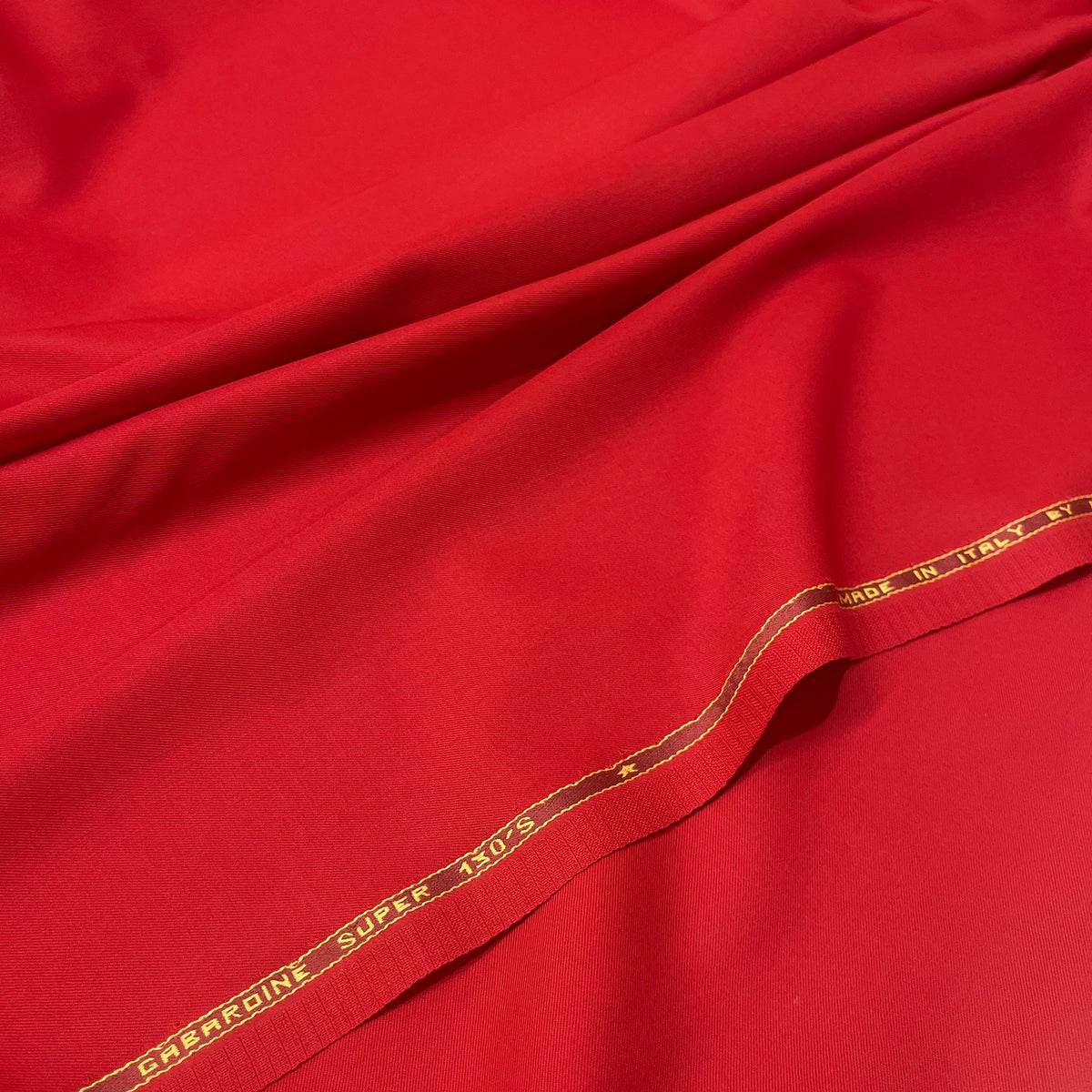 Gabardine in pura lana Super 130’s rossa, dettaglio della cimossa Made in Italy