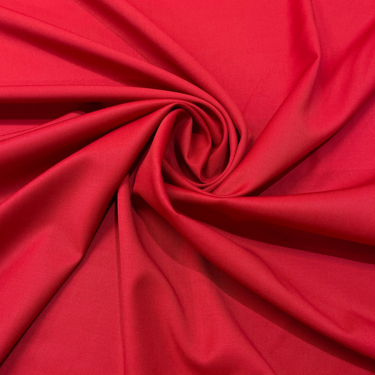 Gabardine in pura lana Super 130’s rossa, veduta del tessuto drappeggiato