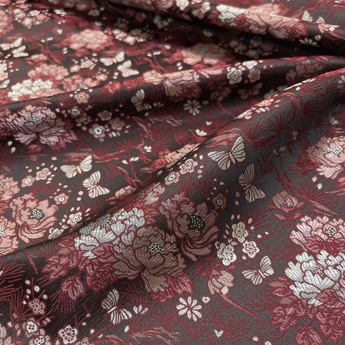 Dettaglio jacquard floreale con farfalle