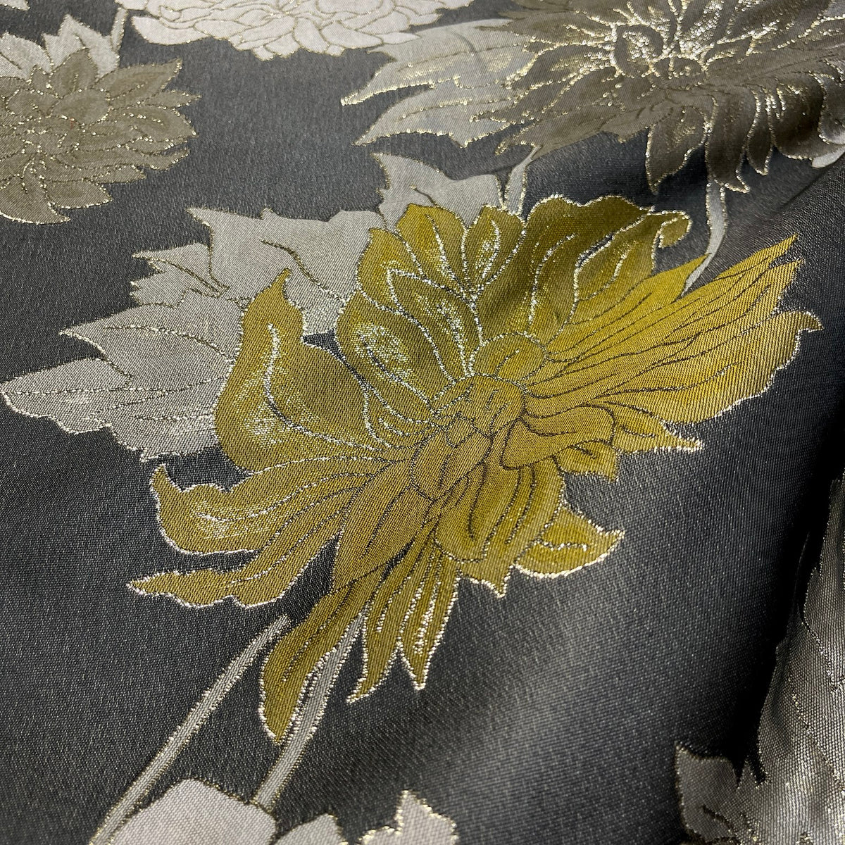 Jacquard floreale su fondo grigio con fiori avorio, tortora e verde oliva