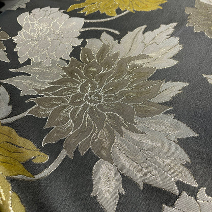 Jacquard floreale su fondo grigio con fiori avorio, tortora e verde oliva