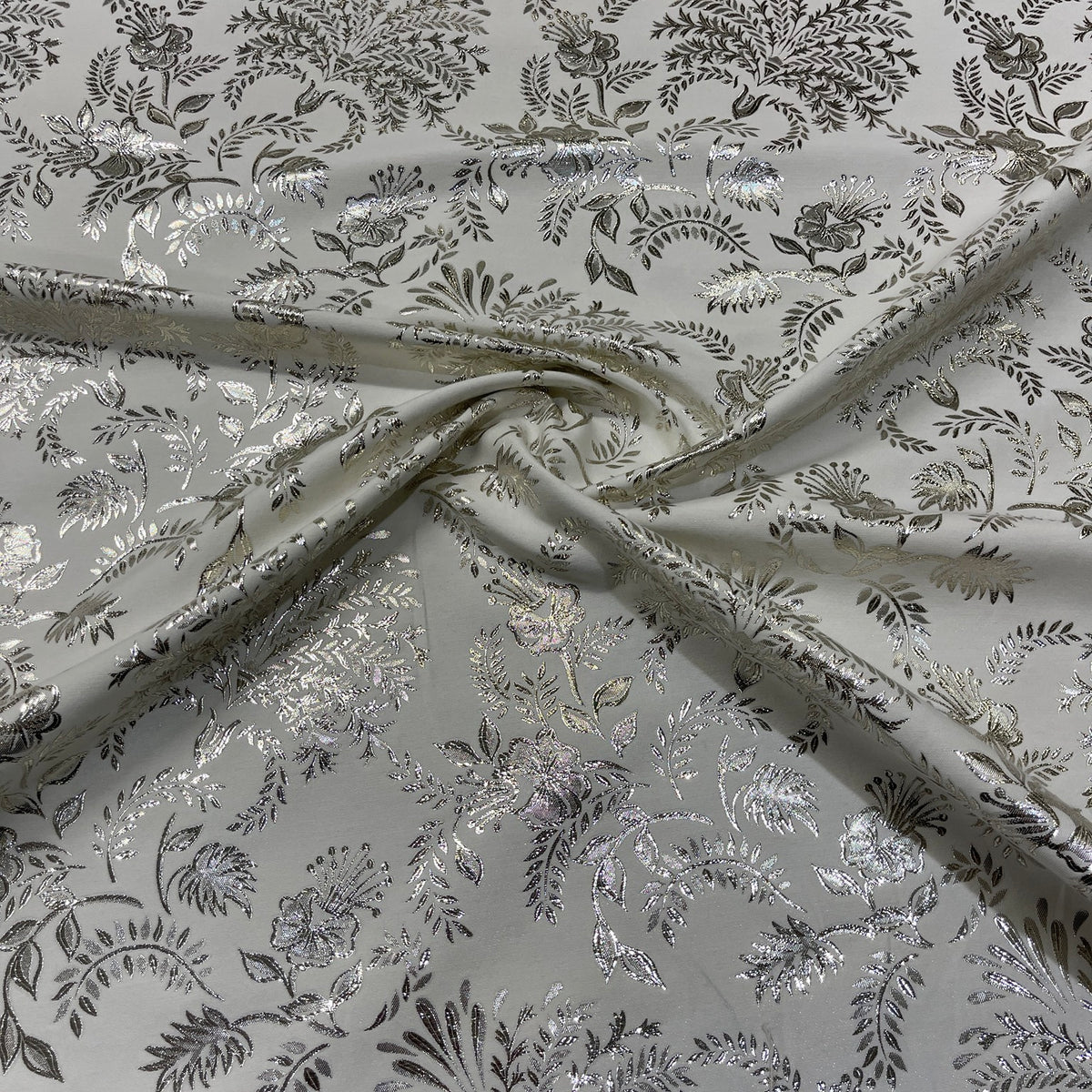 Jacquard floreale metallizzato argento su fondo chiaro