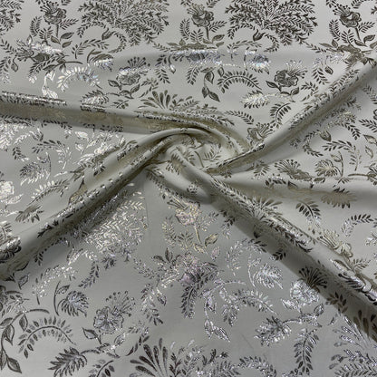Jacquard floreale metallizzato argento su fondo chiaro