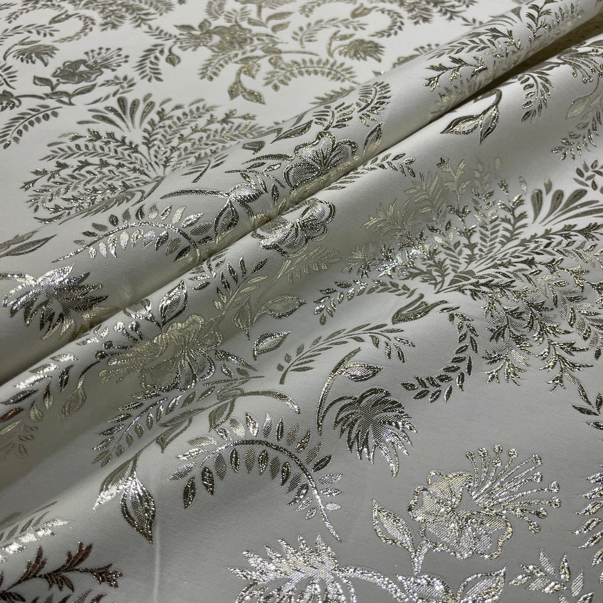 Jacquard floreale metallizzato argento drappeggiato