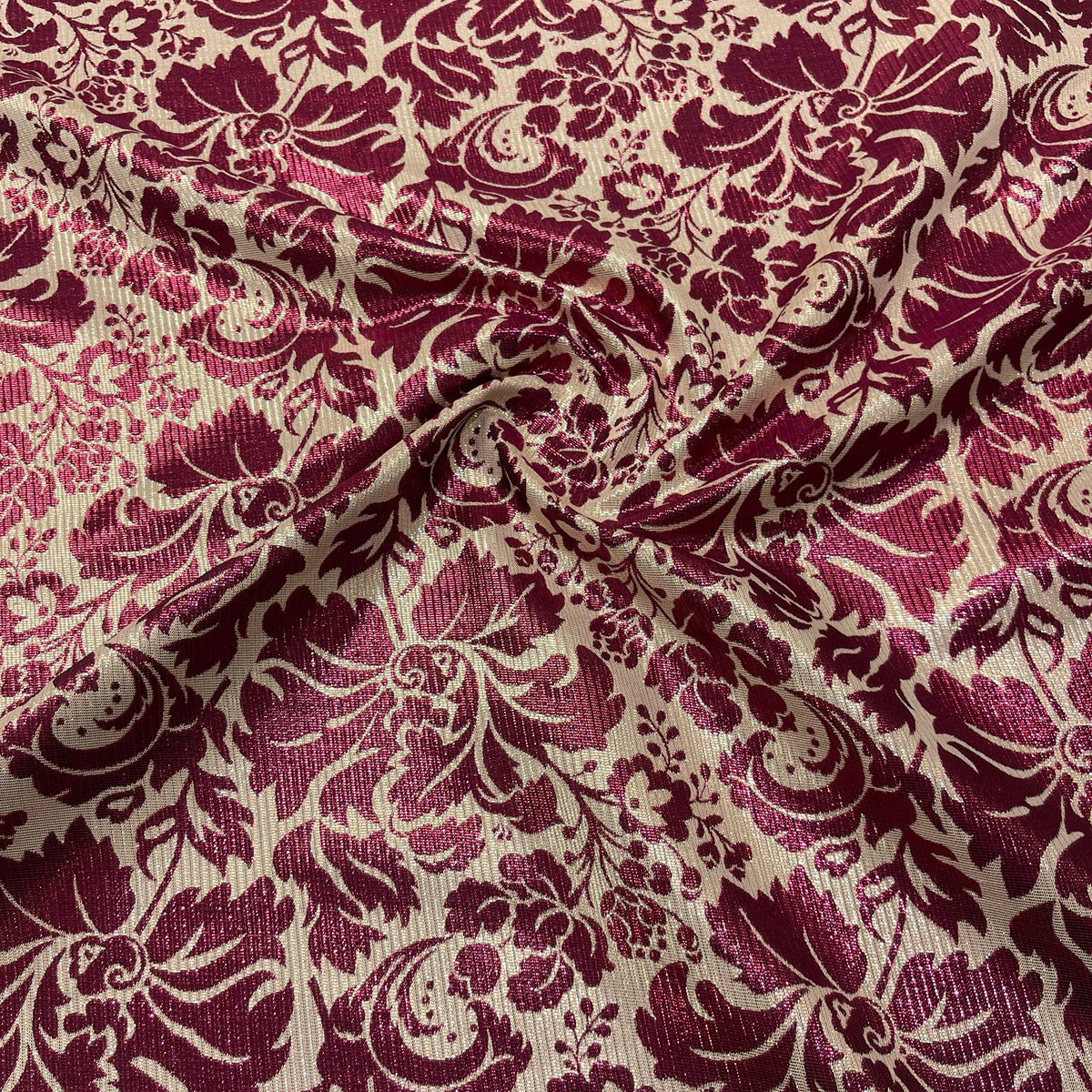 Jacquard floreale ornamentale metallizzato Bordeaux e Oro, vista drappeggiata