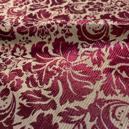 Dettaglio dei motivi floreali luminosi del jacquard Bordeaux e Oro