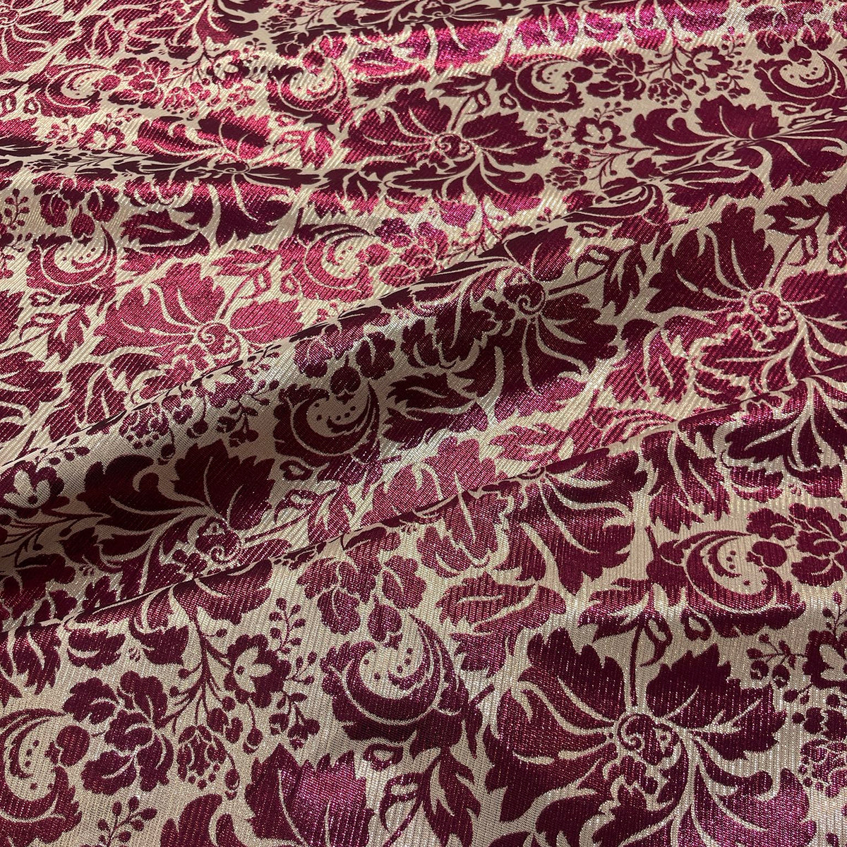 Vista della fantasia floreale ornamentale del jacquard metallizzato Bordeaux e Oro