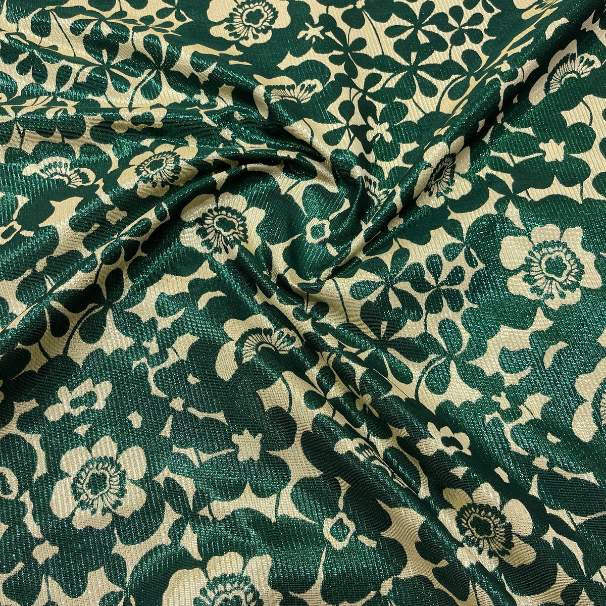 Jacquard floreale verde e oro su fondo chiaro
