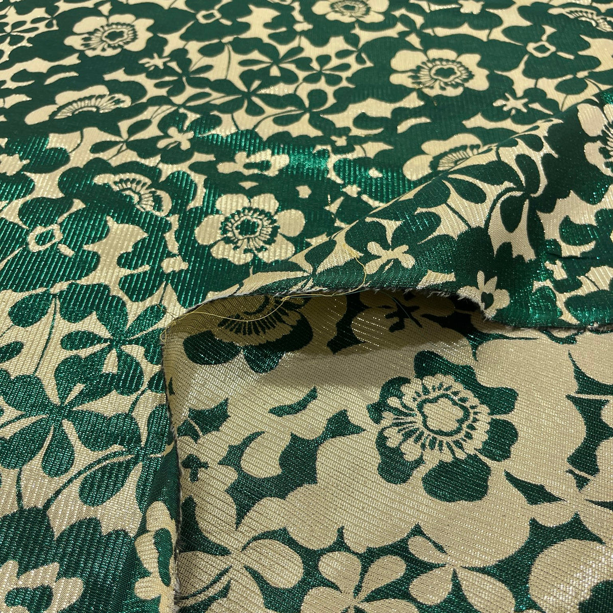 Rovescio e dettaglio jacquard floreale verde e oro