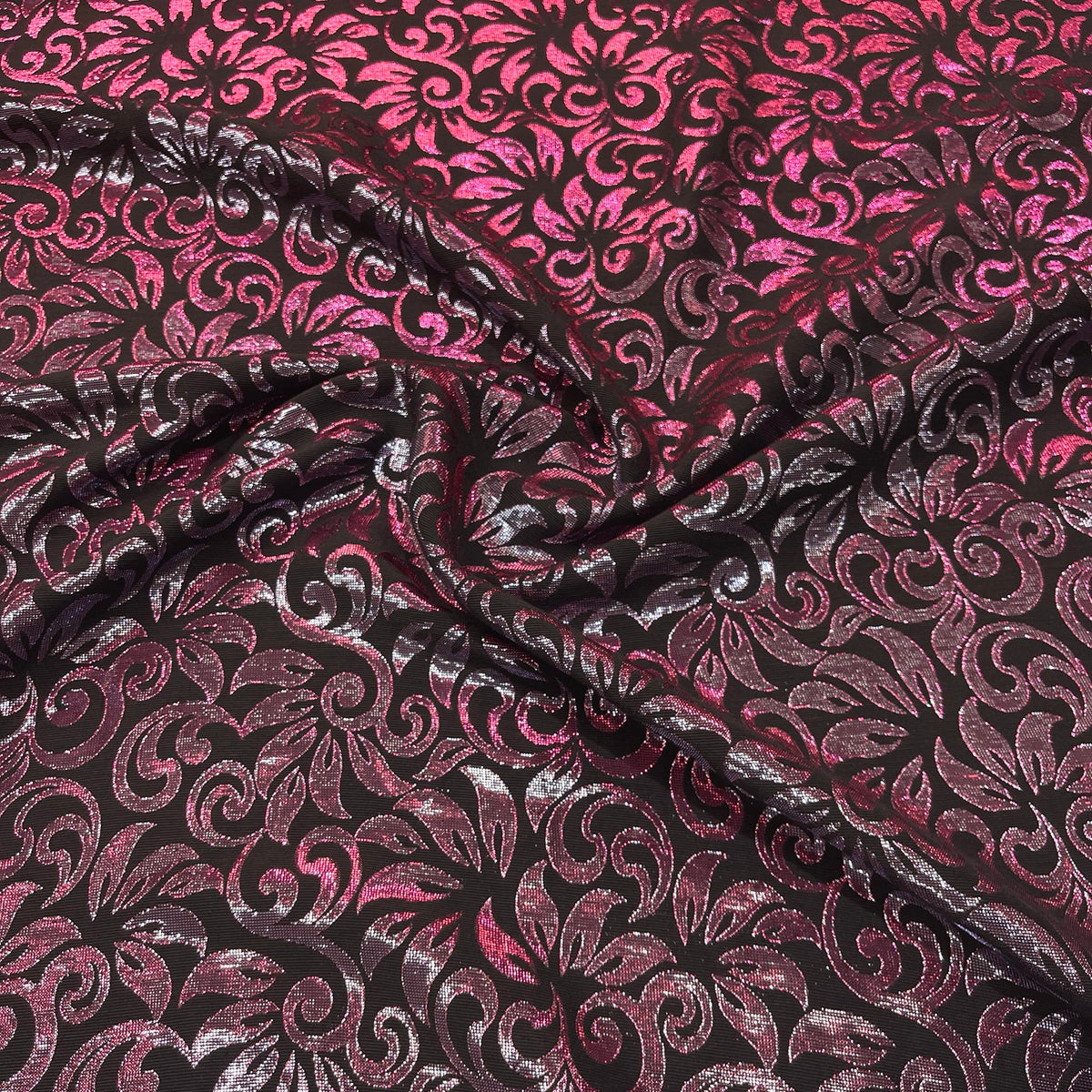 Jacquard ornamentale fucsia e argento su fondo nero