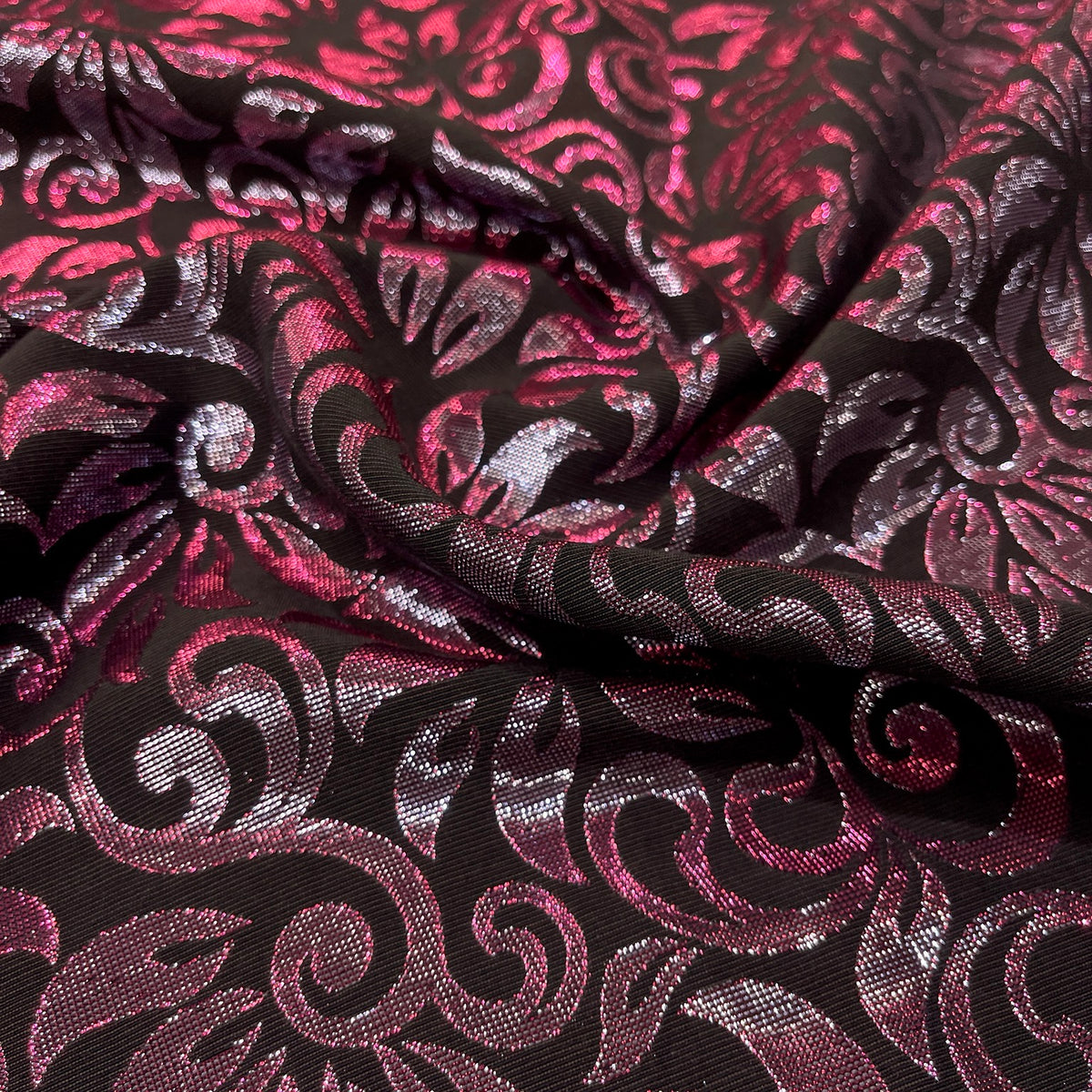 Dettaglio jacquard ornamentale fucsia e argento