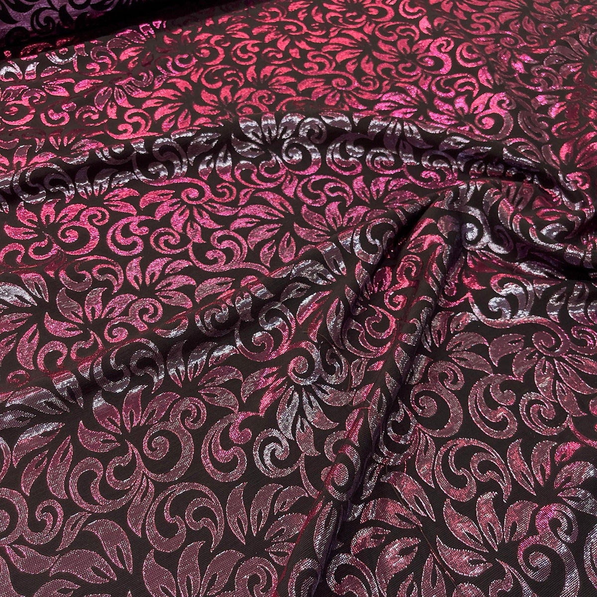 Jacquard ornamentale fucsia e argento drappeggiato
