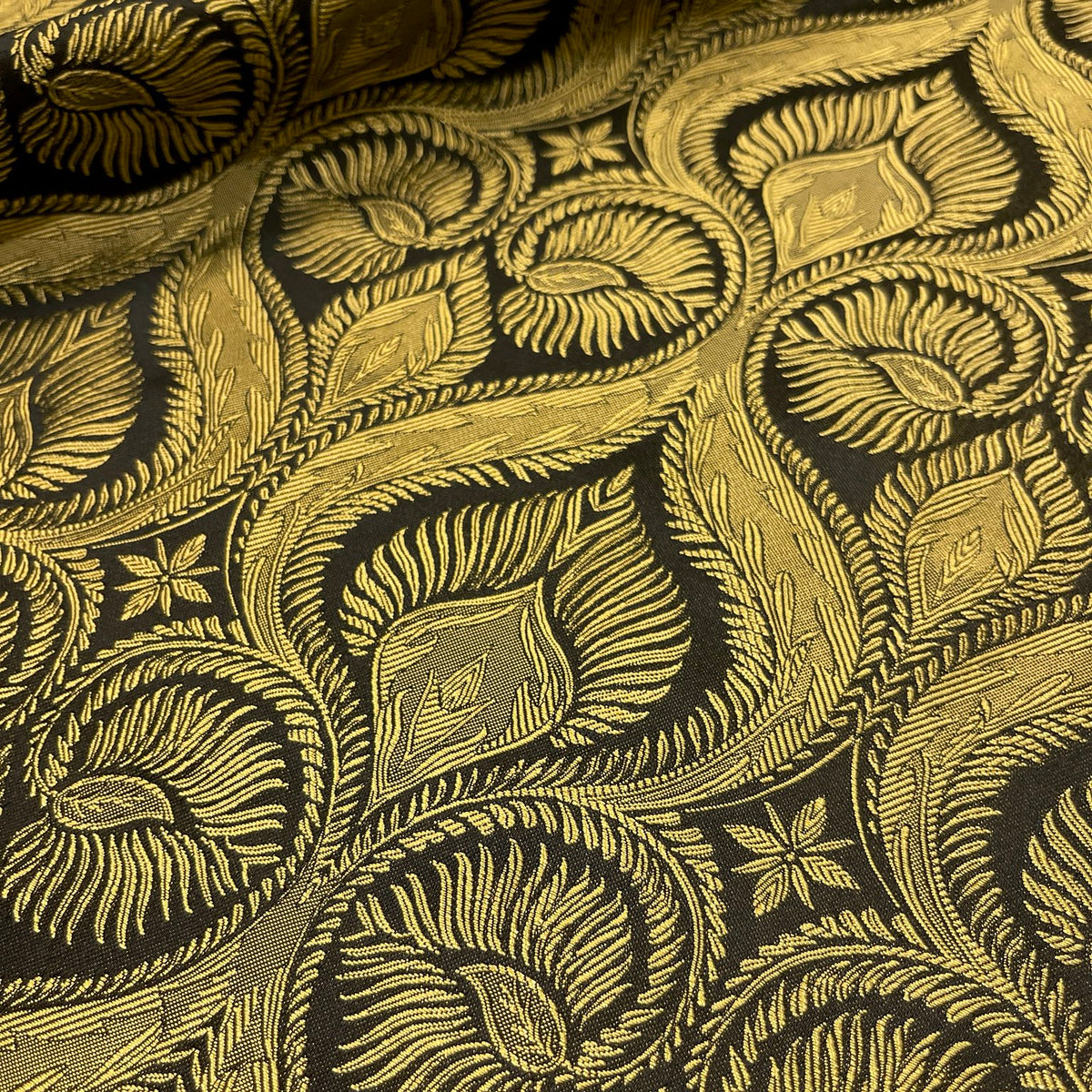 Dettaglio jacquard ornamentale oro e nero