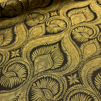 Dettaglio jacquard ornamentale oro e nero