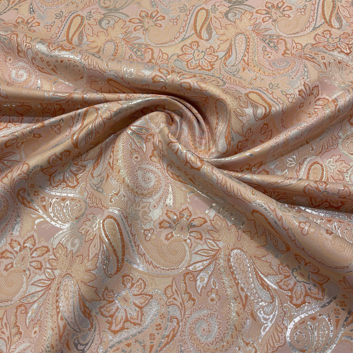 Jacquard in poliestere fantasia paisley, vista del tessuto drappeggiato