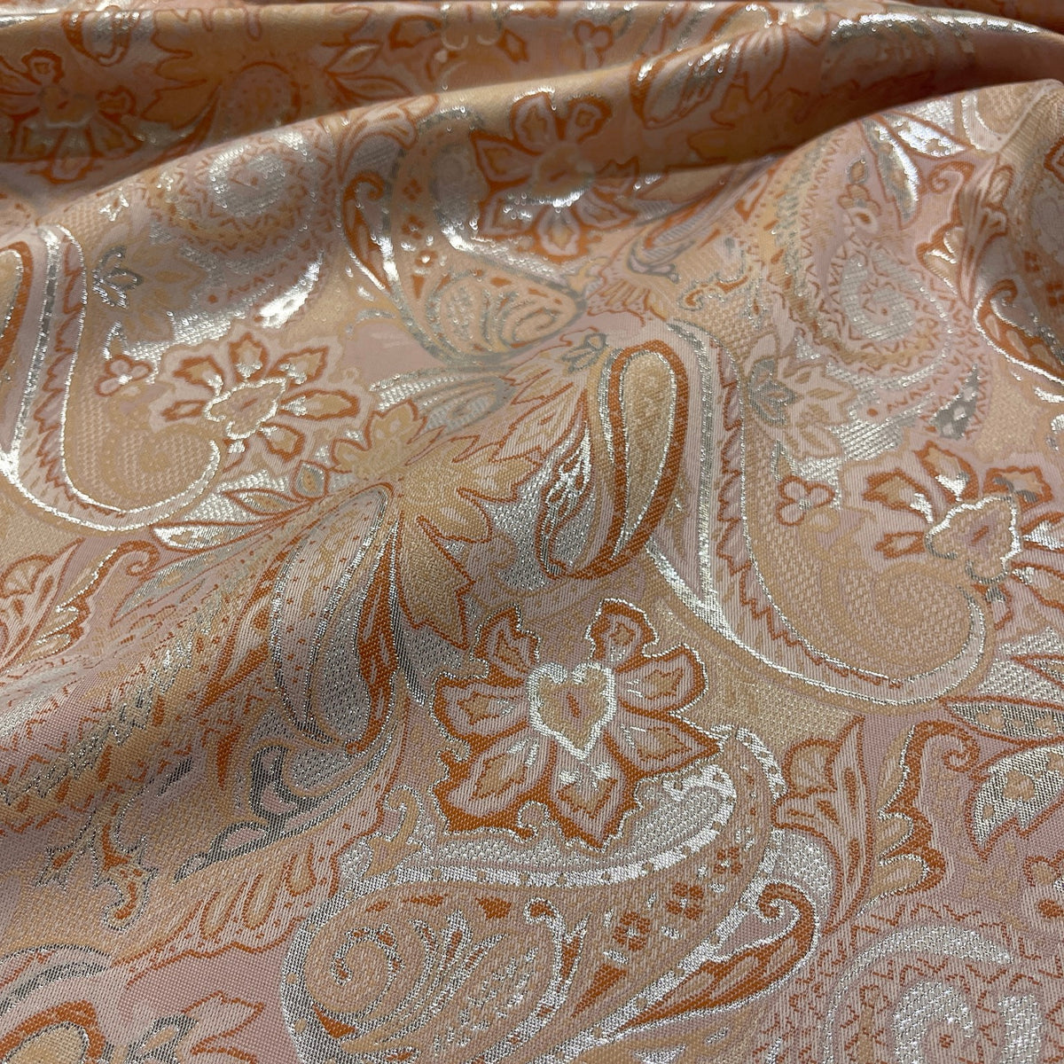 Dettaglio della fantasia paisley e dei riflessi luminosi del jacquard in poliestere