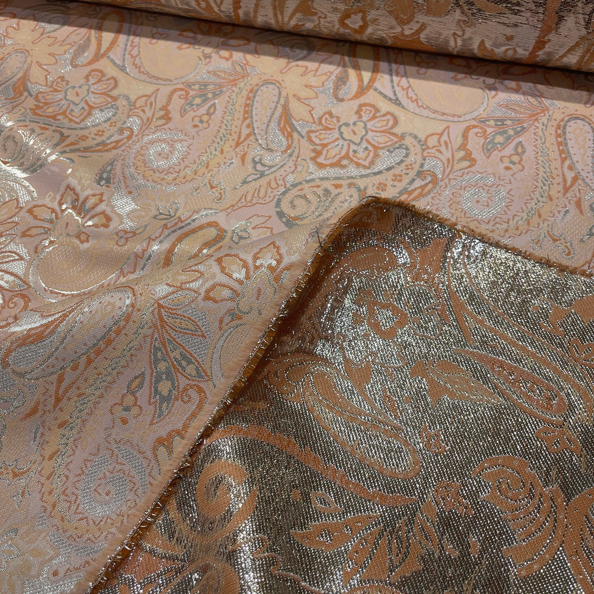 Diritto e rovescio del jacquard in poliestere fantasia paisley
