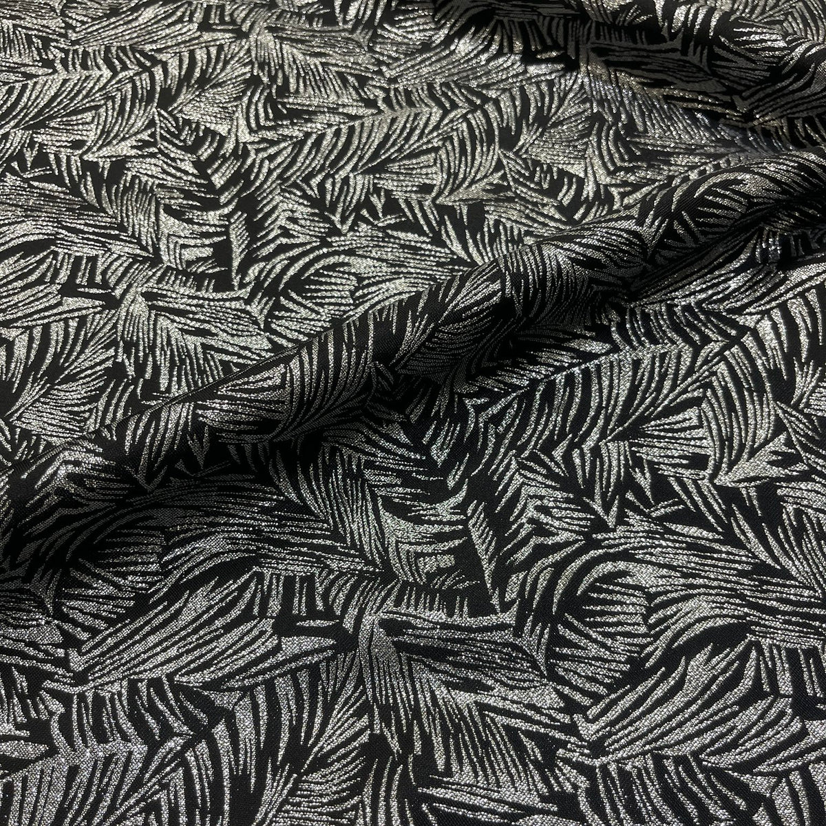 Dettaglio della lavorazione jacquard a foglie nero e argento in poliestere