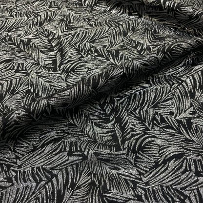 Dettaglio della lavorazione jacquard a foglie nero e argento in poliestere