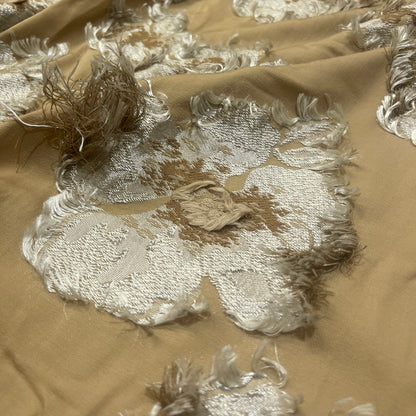Dettaglio ricamo floreale jacquard