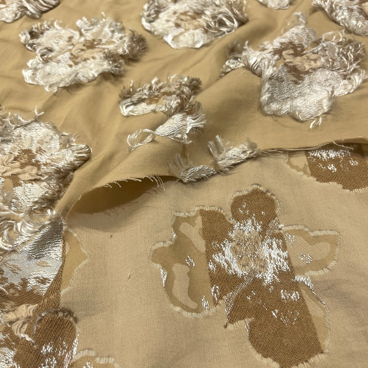 Rovescio jacquard in viscosa con ricamo