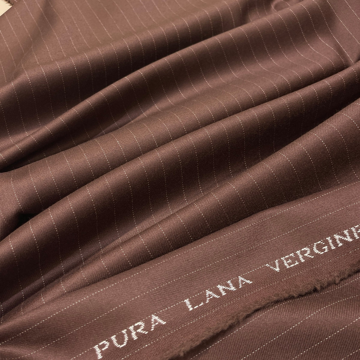 Pura lana vergine gessata marrone – dettaglio tessuto