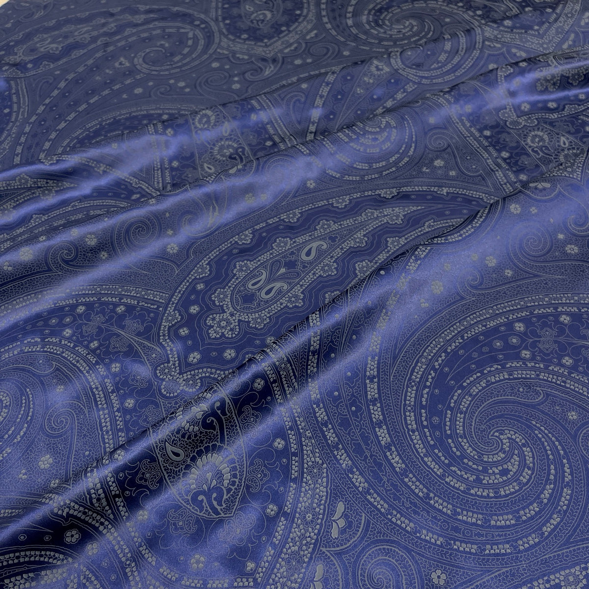 Raso di pura seta paisley - drappeggio